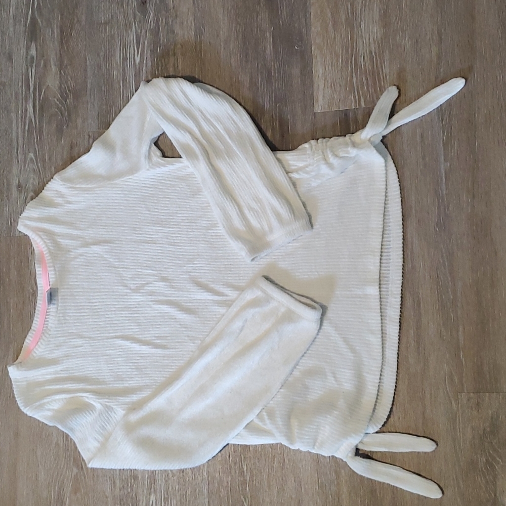 Arizona Girls white sweater, never worn size L very soft material.
